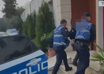 U zunë gjatë peshkimit, vëllezërit në Dimal i djegin divanin 22-vjeçarit