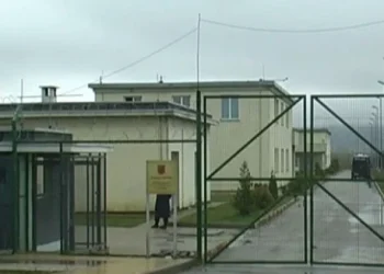 Shkoi për t’i dërguar ushqime të afërmit por me vete kishte edhe drogë, arrestohet një person në burgun e Drenovës