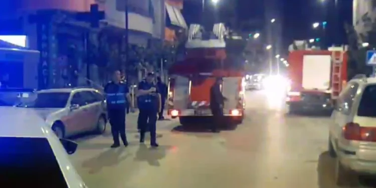 Bllokohet në katin e 7-të banesës i mituri në Fier, zjarrfikësit dhe policia ndërhynë për hapjen e derës