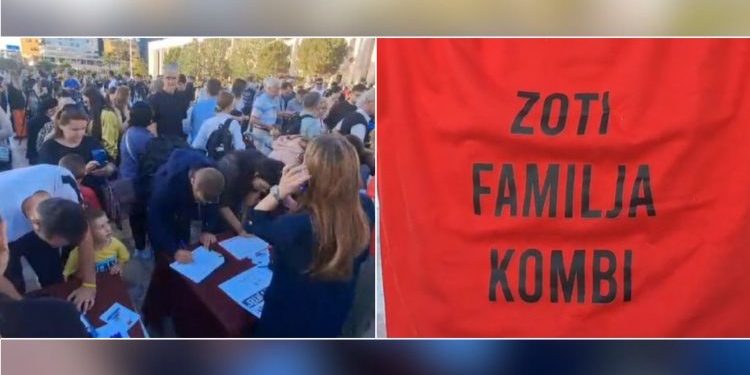 “Të mbrojmë familjen”/Koalicioni ‘Pro Familjes’ nis mbledhjen e firmave në sheshin ‘Skënderbej’