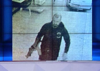 FOTO LAJM/ Elson Reçi me automatik në dorë pas vrasjes së dyfishtë në Rrëshen