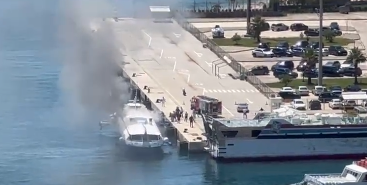 Trageti u shkrumbua nga flakët në portin e Sarandës, pronarët: Dyshojmë se ishte e qëllimshme
