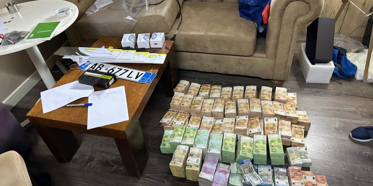 FOTO/ Valixhe me euro, çanta me flori, makina të blinduara dhe ora deri në 500 milionë lekë! Çfarë u sekuestroi SPAK bosëve të krimit