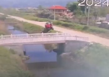 Momenti kur zetori përmbyset në kanal, del VIDEO e aksidentit me 2 viktima në Kurbin