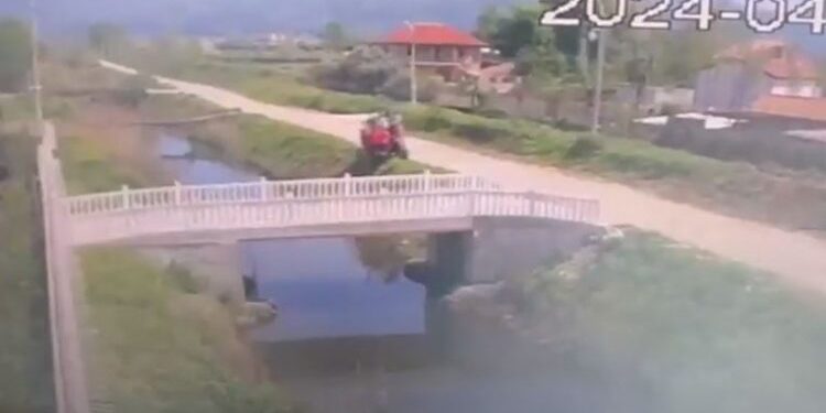 Momenti kur zetori përmbyset në kanal, del VIDEO e aksidentit me 2 viktima në Kurbin