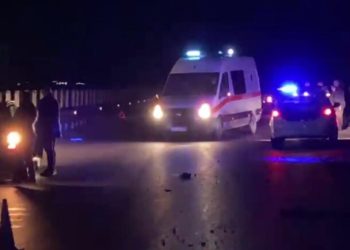 Motori përplas këmbësorin, rëndë në spital. Drejtuesi pa patentë ndalohet nga policia
