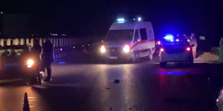 Motori përplas këmbësorin, rëndë në spital. Drejtuesi pa patentë ndalohet nga policia
