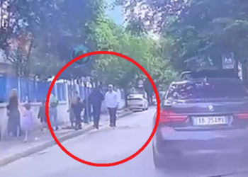 Del VIDEO/ Momenti kur rrihet brutalisht avokati Sokol Mëngjesi nga 3 autorët