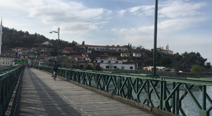 Gruaja i jep fund jetës, hidhet nga ura e Bunës