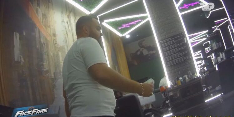 Skandali me punësimet fiktive/ Zyrtari i shtetit, berber në Tiranë gjatë orarit të punës