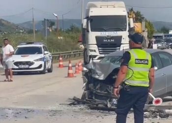 Përplasen dy makina, aksident i rëndë në aksin Peqin-Rrogozhinë