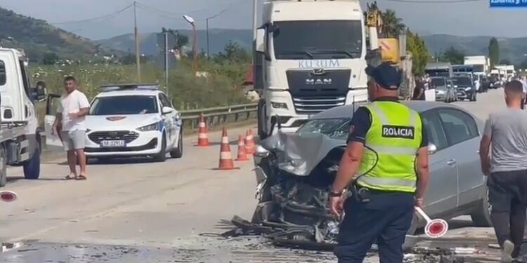 Përplasen dy makina, aksident i rëndë në aksin Peqin-Rrogozhinë