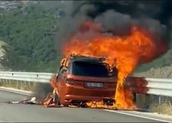 Shpërthen në flakë “Range Rover-i” në aksin Kardhiq-Delvinë, shpëtojnë drejtuesi dhe pasagjerët
