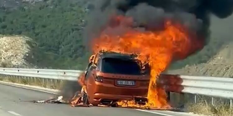 Shpërthen në flakë “Range Rover-i” në aksin Kardhiq-Delvinë, shpëtojnë drejtuesi dhe pasagjerët