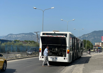 “Po vjen erë e keqe”/ Urbani i linjës Tiranë-Kamëz “shpërthen” në tym, pasagjerët zbresin me shpejtësi