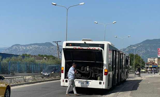 “Po vjen erë e keqe”/ Urbani i linjës Tiranë-Kamëz “shpërthen” në tym, pasagjerët zbresin me shpejtësi
