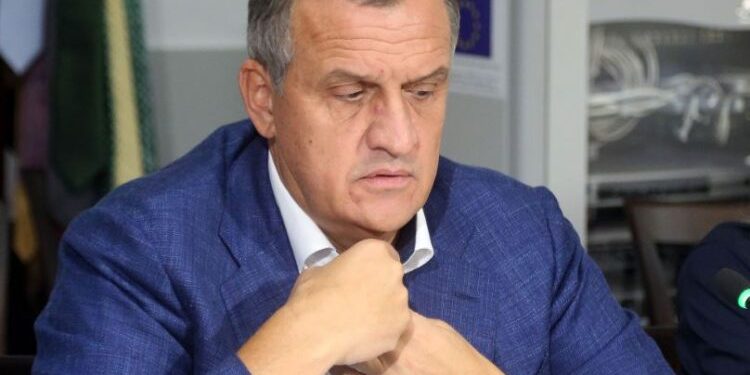 Berisha: Beqajn e arrestuan se vodhi 125 mijë euro, por e falën për 300 milionë