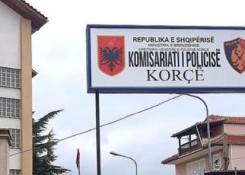 Maliq, gruaja dhunohet nga bashkëshorti dhe vjehrri i saj