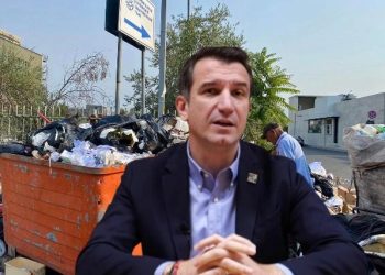 Plehrat para zyrës së Veliaj, si simbol i zhytjes së Tiranës në zhul