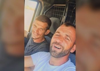 Vrau të atin dhe e hodhi në pus, publikohet fotoja ku autori dhe bashkëpunëtori shfaqen të qeshur pas krimit