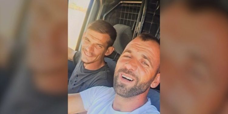 Vrau të atin dhe e hodhi në pus, publikohet fotoja ku autori dhe bashkëpunëtori shfaqen të qeshur pas krimit