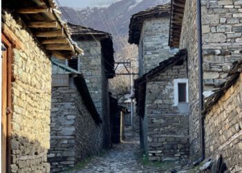 “E vizitojnë njerëz nga çdo cep i botës”-Reportazh/ Rabdishti, fshati i gurtë që po tërheq vëmendjen e turistëve.
