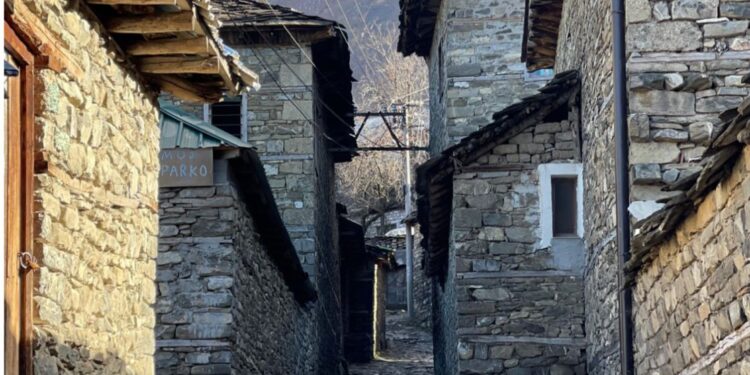 “E vizitojnë njerëz nga çdo cep i botës”-Reportazh/ Rabdishti, fshati i gurtë që po tërheq vëmendjen e turistëve.