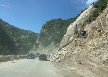Nga katër orë lodhje tek komoditeti i ‘Rrugës së Arbërit’/ Reportazh: Transformimi i rrugës për në Dibër
