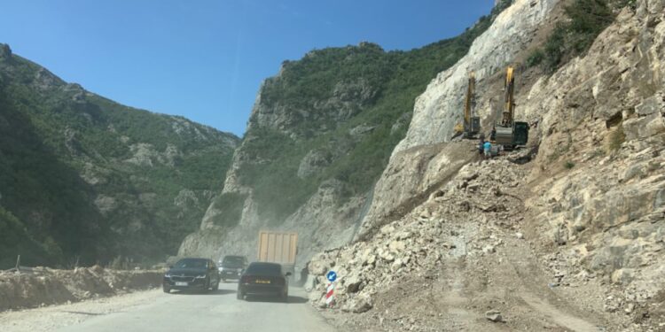 Nga katër orë lodhje tek komoditeti i ‘Rrugës së Arbërit’/ Reportazh: Transformimi i rrugës për në Dibër