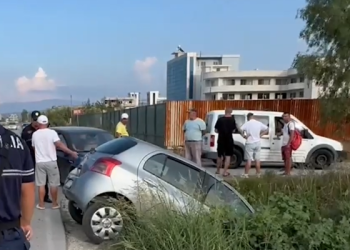 Aksident mes dy makinash në aksin Fier-Patos, një e plagosur