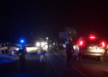 Makina del nga rruga dhe përplaset me trafikndarësen në Lezhë, dy të plagosur