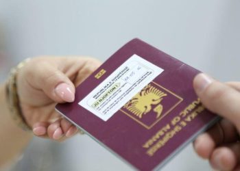 Ligji i ri/ Pasaporta shqiptare për të huajt brenda 5 vjetëve, lehtësohet qëndrimi