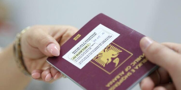 Ligji i ri/ Pasaporta shqiptare për të huajt brenda 5 vjetëve, lehtësohet qëndrimi
