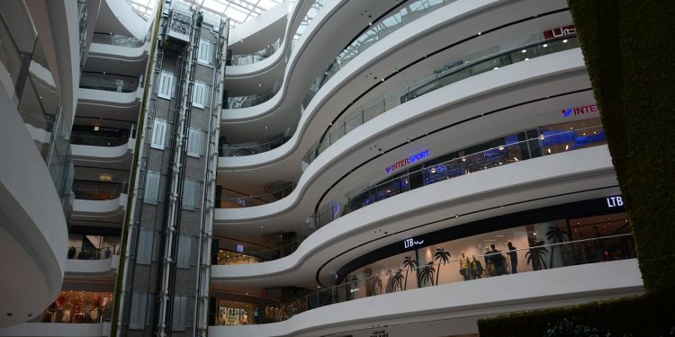 4 vjeçarja në reanimacion, në gjendje kritike. Rrëzohet nga shkallët elektrike tek Toptani Shoping Center