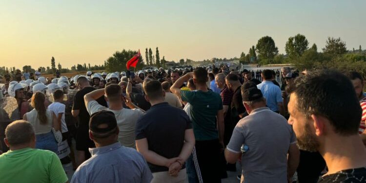 Protesta e banorëve “zmbraps” Ramaën, do të hapen nyjet e kalimit në aksin Thumanë-Kashar