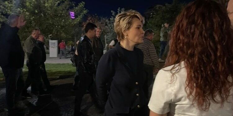 Monika Kryemadhi i bashkohet protestës së opozitës