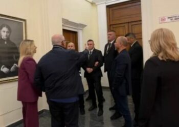 Përplasje në Komisionin Parlamentar, Vokshi hyn në sallë dhe i fik mikrofonin Ndrecës