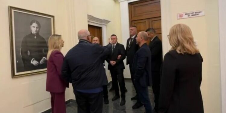 Përplasje në Komisionin Parlamentar, Vokshi hyn në sallë dhe i fik mikrofonin Ndrecës