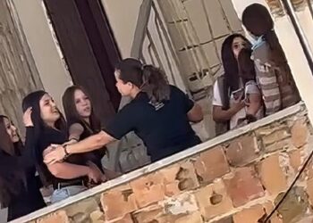 Plas sherri në Vlorë/ Adoleshentet rrahin në grup të miturën (VIDEO)
