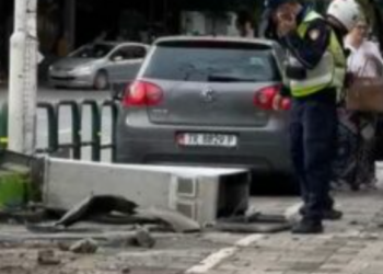 Aksident në Tiranë, “Golfi” përfundon në trotuar!