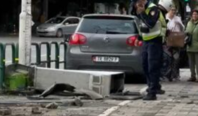 Aksident në Tiranë, “Golfi” përfundon në trotuar!