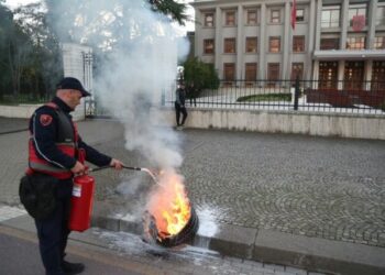 Protesta e opozitës, flakë para Presidencës