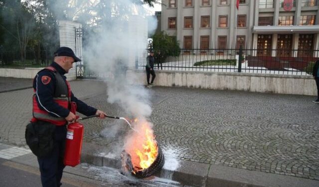 Protesta e opozitës, flakë para Presidencës