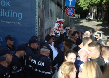 Opozita proteston sot sërish para bashkisë së Tiranës