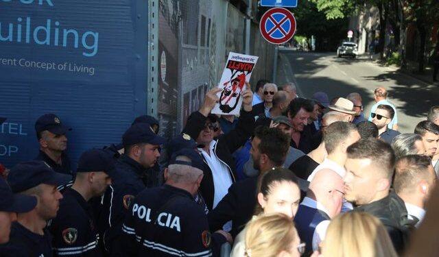 Opozita proteston sot sërish para bashkisë së Tiranës