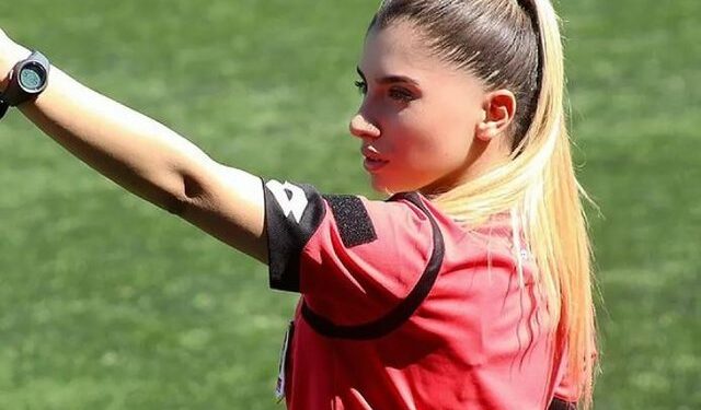Ju publikua videoja +18 , arbitrja pezullohet nga futbolli