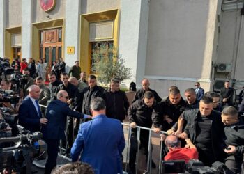 Tensione jashtë Parlamenti, deputetët e opozitës përplasen me Gardën