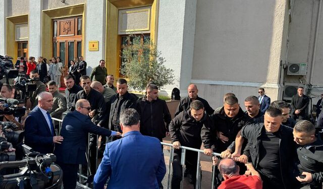 Tensione jashtë Parlamenti, deputetët e opozitës përplasen me Gardën