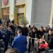 Tensione jashtë Parlamenti, deputetët e opozitës përplasen me Gardën