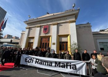 “Edi Rama mafia”, shpaloset parulla para Parlamentit